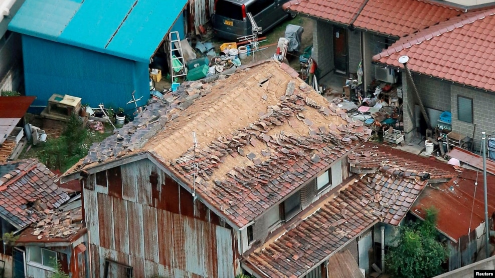 Hình tư liệu - Những ngôi nhà bị phá hủy sau trận động đất ở Kurayoshi, Nhật Bản, ngày 21 tháng 10 năm 2016.
