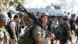 Cambodian soldiers carry their weapons near Preah Vihear temple along the border with Thailand, file photo. 
