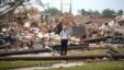 Seorang lansia merenung di antara reruntuhan rumah di kota Moore, Oklahoma pasca bencana alam tornado yang berkecepatan hingga 320 km per jam (20/5).