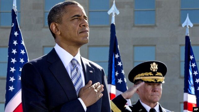 El presidente Barack Obama y el jefe del Estado Mayor General Martin Dempsey participan en una ceremonia en el Pentágono para conmemorar a las víctimas del 9/11.