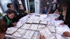 Funcionarios del Instituo Federal Electoral recuentan los votos de la elección presidencial del domingo. Los resultados finales favorecen a Enrique Peña Nieto.