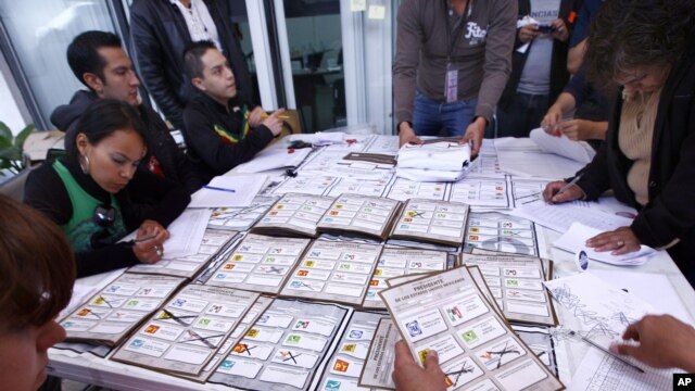 Funcionarios del Instituo Federal Electoral recuentan los votos de la elección presidencial del domingo. Los resultados finales favorecen a Enrique Peña Nieto.