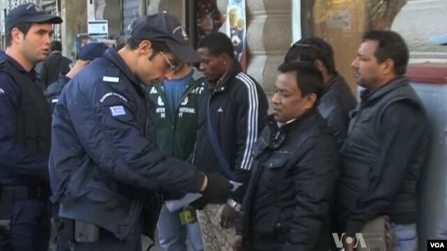 Athens police check immigrants' documents 