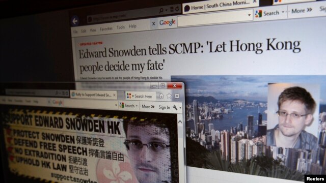 Bài phỏng vấn Edward Snowden trên tờ South China Morning Post (trên) và một website ủng hộ Snowden ở Hong Kong. (REUTERS/Bobby Yip)  