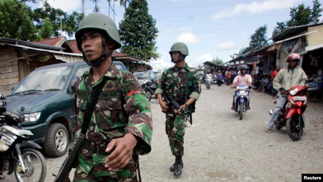Anggota TNI berpatroli di Timika, Papua. (Foto: Dok)