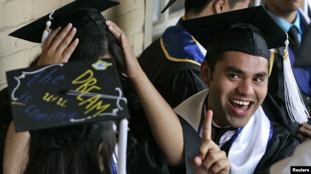 Estudiantes indocumentados de la Universidad de California en Los Angeles asisten a una ceremonia de graduación para "dreamers", en junio de 2012.