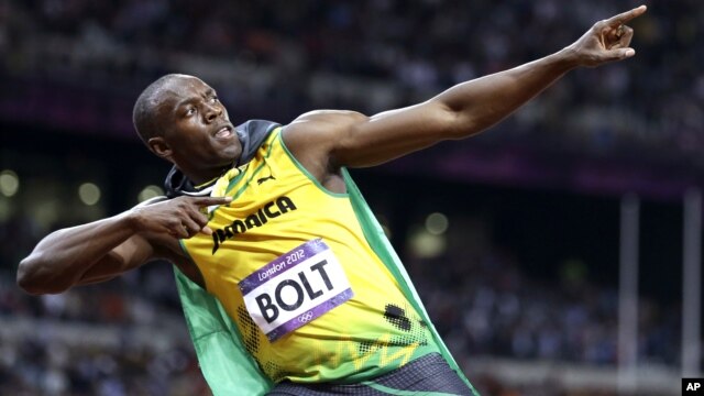 El velocista jamaiquino Usain Bolt celebra su triunfo en los 100 metros planos, este domingo, en el estadio Olímpico de Londres.