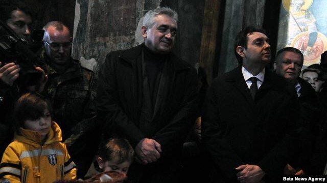 Episkop raško-prizrenski Teodosije je danas u manastiru Gračanica sluzio Božićnu liturgiju, kojoj su pored pravoslavnih vernika prisustvovali i direktor Kancelarije za Kosovo i Metohiju Aleksandar Vulin, generalni sekretar Vlade Srbije Veljko Odalović