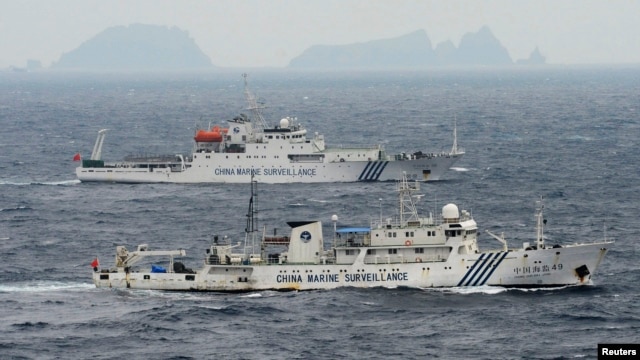 Ảnh chụp từ trên không cho thấy tàu hải giám Trung Quốc số 49 (trước) và số 50 trong vùng biển Hoa Đông, phía sau là các hòn đảo Senkaku/Điếu Ngư đang trong vòng tranh chấp.
