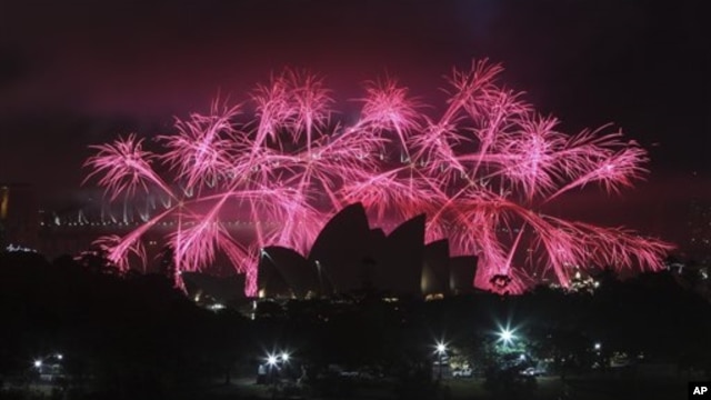 Pháo hoa thắp sáng cảng Sydney, Australia mừng năm mới, ngày 31/12/2012.