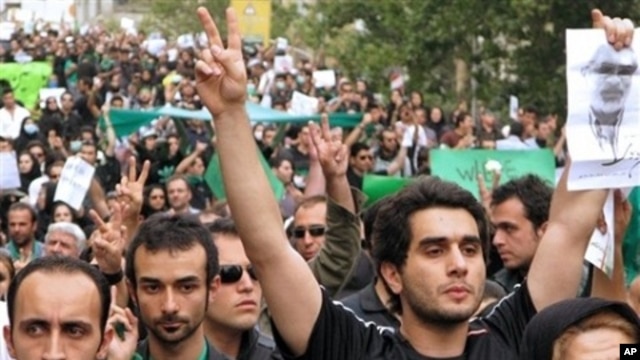 Supporters of Iran's defeated presidential candidate Mir Hossein Mousavi dressed in black during a mass protest in Tehran, 18 Jun 2009