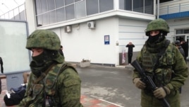 Unidentified gunmen on patrol at Simferopol Airport in Ukraine's Crimea peninsula, Feb. 28, 2014 (Elizabeth Arrott/VOA)