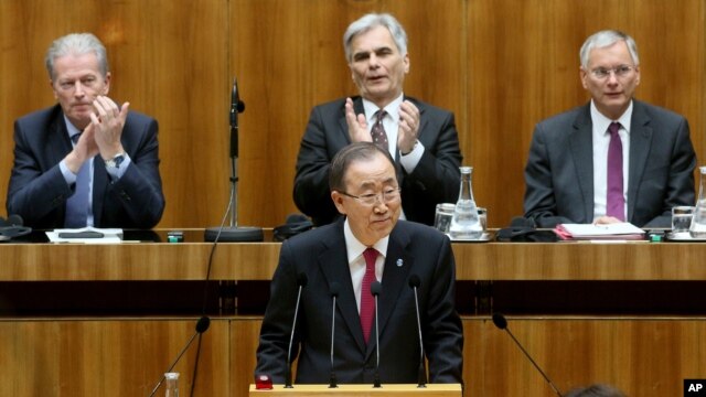 U.N. Secretary-General Ban Ki-moon, center, waves during a session of Austria's lower house at the parliament in Vienna, Austria, April 28, 2016. 