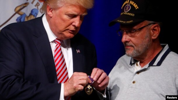 Ông Trump nhận huân chương của một Trung tá hồi hưu trong một cuộc tụ họp ở Ashburn, Virginia, 2/8/2016.