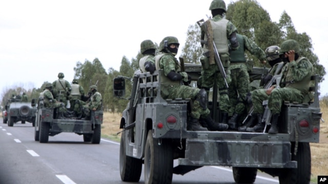 La persecución se habría originado después de que un convoy del ejército que estaba de patrulla fue atacado por los pistoleros.