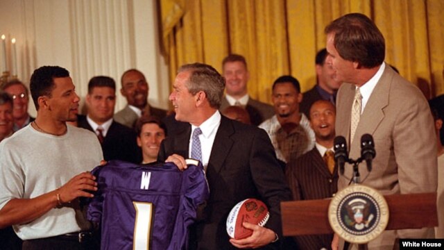 TT George W.Bush tiếp đội Baltimore Ravens tại Tòa Bạch Ốc