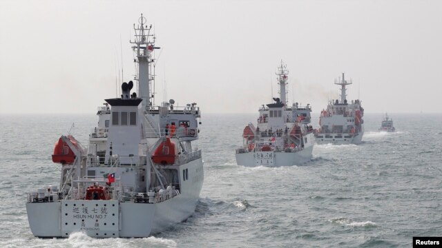 Tàu tuần tra của cảnh sát biển Đài Loan trong một cuộc diễn tập ngoài khơi khoảng 30 hải lý về phía tây bắc cảng Cao Hùng, miền nam Đài Loan.