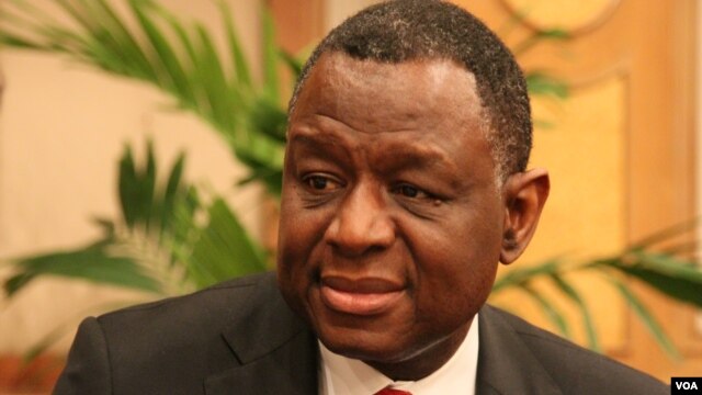 Bác sĩ Osotimehin nói tăng sức mạnh cho phụ nữ và thiếu nữ sẽ giảm bớt những cảnh bạo hành trong gia đình, cùng lúc giúp phát triển kinh tế và xã hội