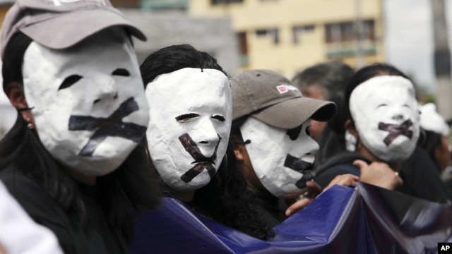 Periodistas ecuatorianos se manifiestan enmascarados por la libertad de prensa en Ecuador. El propietario del periódico opositor Hoy fue nombrado presidente de la Sociedad Interamericana de Prensa.