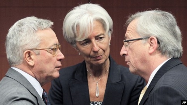 Italy's FM Tremonti and French counterpart Lagarde listen to Luxembourg's PM and Eurogroup chairman Juncker during a meeting in Brussels, May 16, 2011