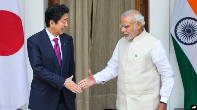 Thủ tướng Ấn Độ Narendra Modi và Thủ tướng Nhật Shinzo Abe bắt tay trước cuộc họp tại New Delhi, Ấn Độ, ngày 12/12/2015.