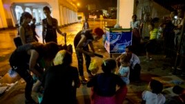 Sekelompok anak muda punk membagikan makanan untuk para tunawisma di Rangoon, Burma. (AP/Gemunu Amarasinghe)