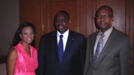 Le président Macky Sall (au c.) avec Mariama Diallo et Timothée Donangmaye de la VOA