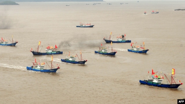 Đoàn tàu đánh cá của Trung Quốc tỏa ra khắp Biển Đông. Trong nhiều năm qua, việc đánh bắt quá độ ở Biển Đông đã làm cho nguồn cá trong khu vực bị tổn hại nghiêm trọng.