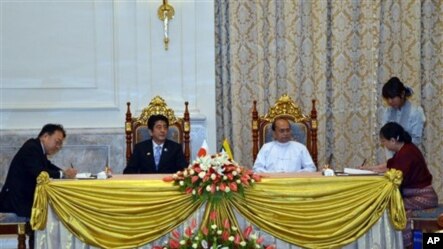 သမၼတဦးသိန္းစိန္နဲ႔ ဂ်ပန္ဝန္ႀကီးခ်ဳပ္ ရွင္ဇိုအာေဘးတို႔ သမၼတအိမ္ေတာ္မွာ စီးပြားေရးဆုိင္ရာ သေဘာတူလက္မွတ္ ေရးထုိးပဲြ၌ေတြ႔ရစဥ္။ 
(ေမ၊ ၂၆၊ ၂၀၁၃) 