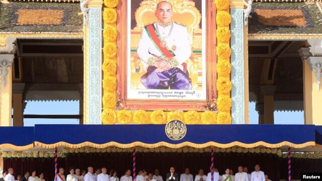 Quốc vương Campuchia Norodom Sihamoni (giữa) tại Cung điện Hoàng gia trong lễ kỷ niệm 10 năm đăng quang tại Phnom Penh, ngày 29/10/2014.