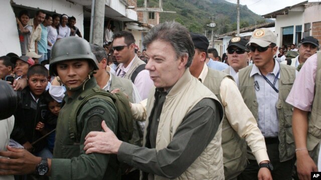 Santos visita la zona de Toribío, donde los indígenas exigen el retiro de la fuerza pública.