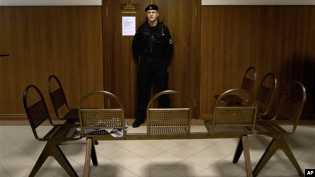 Seorang polisi Rusia menjaga ruang sidang di Moskow (foto: dok). Hakim Yevgeny Makhno dipecat akibat tertidur di ruang sidang. 