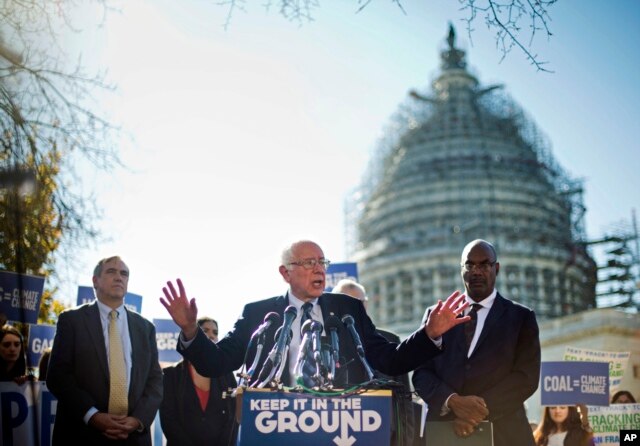 Democratic presidential candidate Sen. Bernie Sanders, center, and Sen. Jeff Merkley (l) announce new climate legislation, Nov. 4, 2015, during a news conference on Capitol Hill in Washington.
