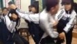 Một đoạn clip cho thấy một nữ sinh cấp 3 giật tóc, tát và cầm chổi “tấn công” một nam sinh cùng lớp.