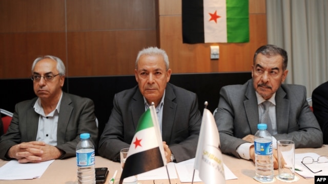 Leaders of the exiled Syrian National Council (SNC), Muhammet Faruq Tayfur (R), Burhan Ghalioun (C) and Abdel Basset Sayda (L), wait before the start of a meeting in Istanbul to pick a new leader after the resignation of Ghalioun last month to avert divis