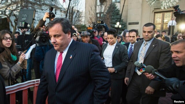 Thống đốc New Jersey Chris Christie (trái) rời Tòa Thị chính thành phố Fort Lee, sau khi thảo luận với thị trưởng về vụ tai tiếng chính trị, 9/1/14