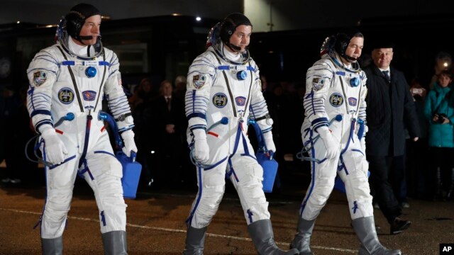 Phi hành gia của NASA Jeff Williams (ngoài cùng bên trái) và hai phi hành gia Nga trước vụ phóng phi thuyền Soyuz của Nga hôm 19/3.