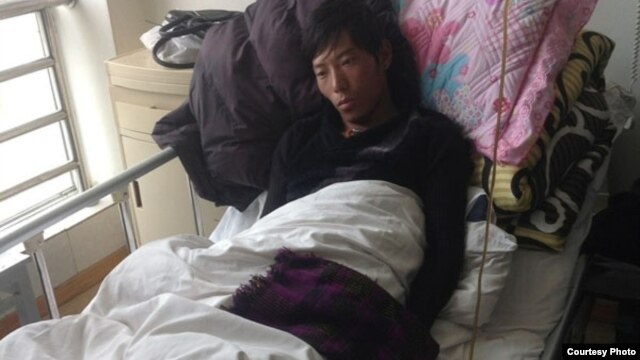 2013年9月底在比如县军警镇压时被打伤的次仁坚参在拉萨医院里（图片来自藏人行政中央官方网）
