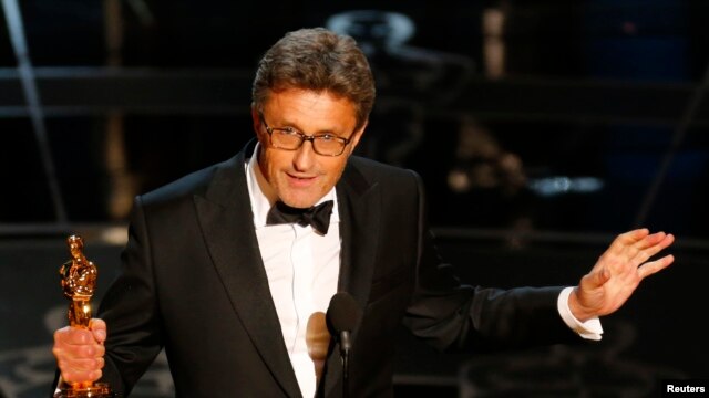 Director Pawel Pawlikowski holds his Oscar for best foreign language film at the 87th Academy Awards in Hollywood, California, Feb. 22, 2015.