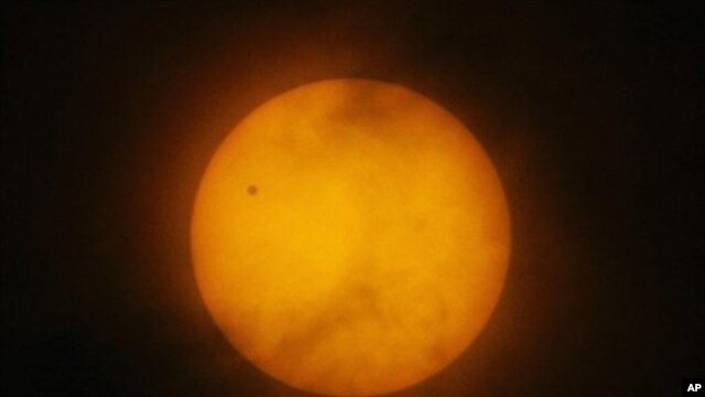 Venus es el segundo planeta más cercano al Sol, después de Mercurio y antes que la Tierra.