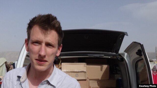 Abdul-Rahman (Peter) Kassig, nhân viên cứu trợ người Mỹ, trong chuyến đi cung cấp thực phẩm cho người tị nạn tại Thung lũng Bekaa ở Libăng, tháng 5/2013.