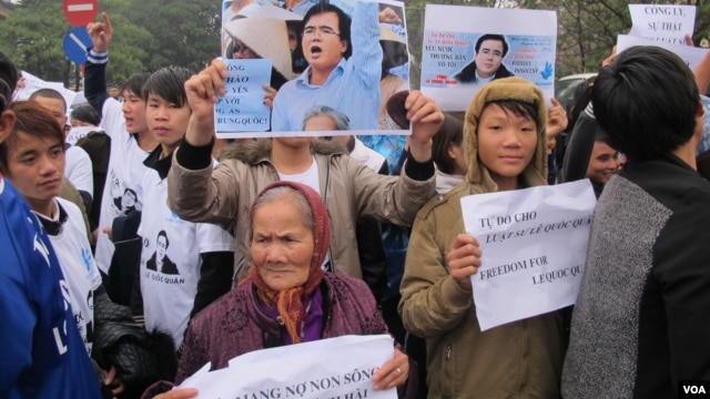 Tuần hành ủng hộ luật sư Lê Quốc Quân tại Hà Nội, ngày 18 tháng 2 năm 2014. (Ảnh: Marianne Brown -VOA)