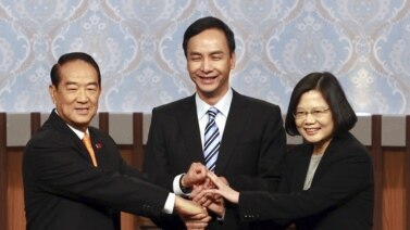 Ông James Soong (trái) bắt tay với bà Thái Anh Văn và ông Eric Chu trước cuộc tranh luận được truyền hình trực tiếp diễn ra trước cuộc bầu cử tổng thống Đài Loan, 27/12/2015. 