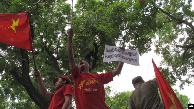 Người Việt xuống đường biểu tình chống Trung Quốc.