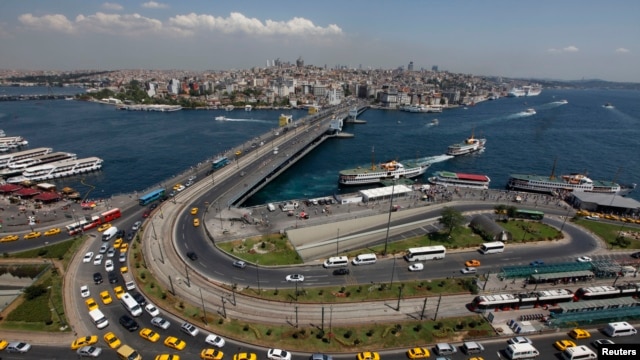 En esta zona de Estambul, Puente Galata, fue encontrado el cadáver de la mujer neoyorquina asesinada. 