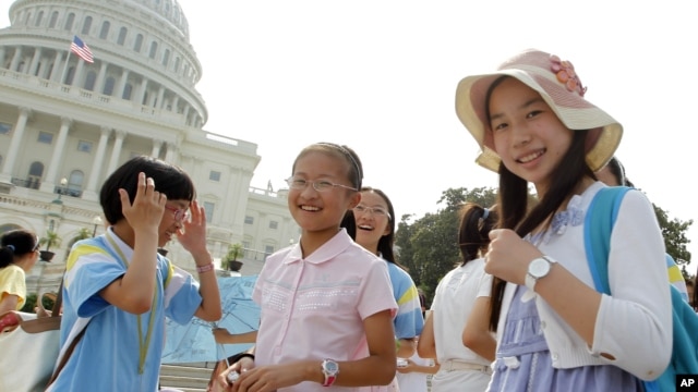 Chinese students from Hangzhou visit the U.S. Capitol in Washington as Congressional leaders try to reach a bipartisan accord to avert a debt-ceiling crisis, Sunday, July 24, 2011. 