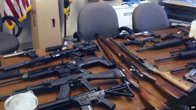 Tras arrestar a Neil Trescott, la policía de Maryland encontró armas en su casa, similares a las utilizadas en la matanza de Colorado.