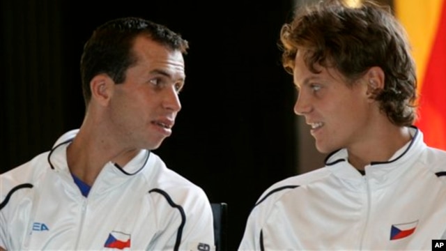 Tomas Berdych, kanan, and Radek Stepanek, kiri, merebut gelar juara Piala Davis bagi Ceko untuk pertama kalinya sebagai negara merdeka dengan mengalahkan tim Spanyol 3-2 (foto: dok).