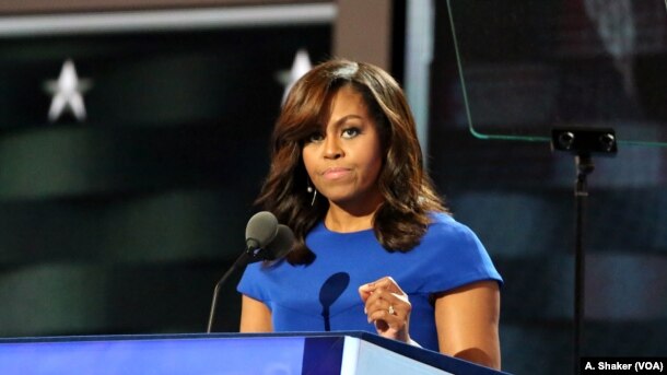 Đệ nhất Phu nhân Michelle Obama kêu gọi các đảng viên Dân chủ ủng hộ bà Clinton.