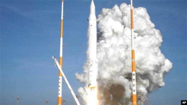 Roket Korea Selatan, KSLV-1, lepas landas Naro Space Center di Goheung, 480 kilometer selatan Seoul hari Rabu (30/1).
